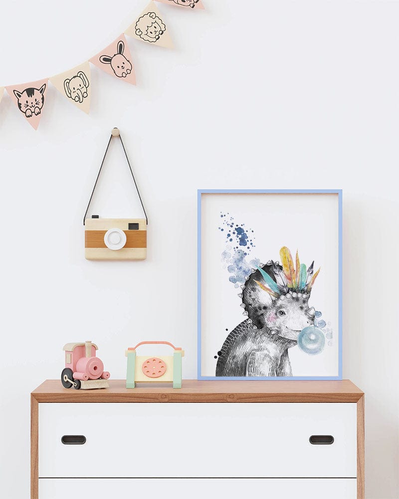 Affiche arc-en-ciel dinosaure illustrée, accrochée dans une chambre d'enfant