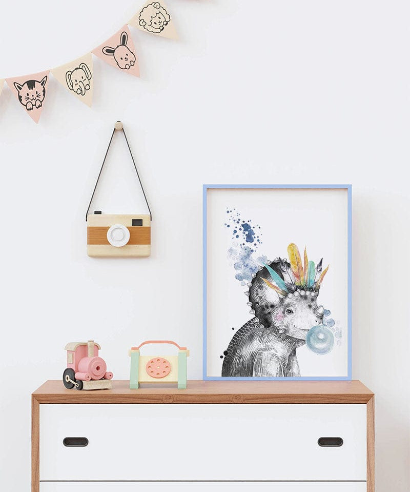Affiche arc-en-ciel dinosaure illustrée, accrochée dans une chambre d'enfant