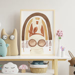 Affiche arc-en-ciel lapin couleurs pastel illustrée, accrochée dans une chambre d'enfant