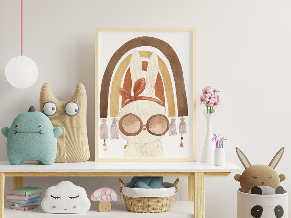 Affiche arc-en-ciel lapin couleurs pastel illustrée, accrochée dans une chambre d'enfant