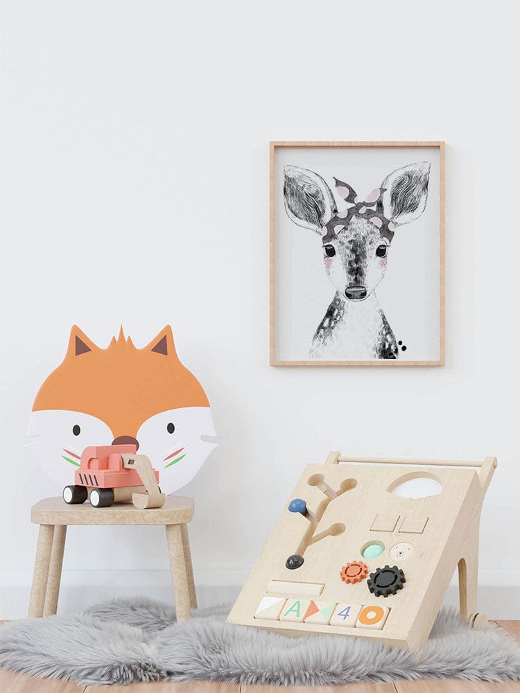 Affiche biche bandana illustrée, accrochée dans une chambre d'enfant