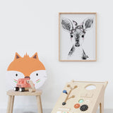 Affiche biche bandana illustrée, accrochée dans une chambre d'enfant