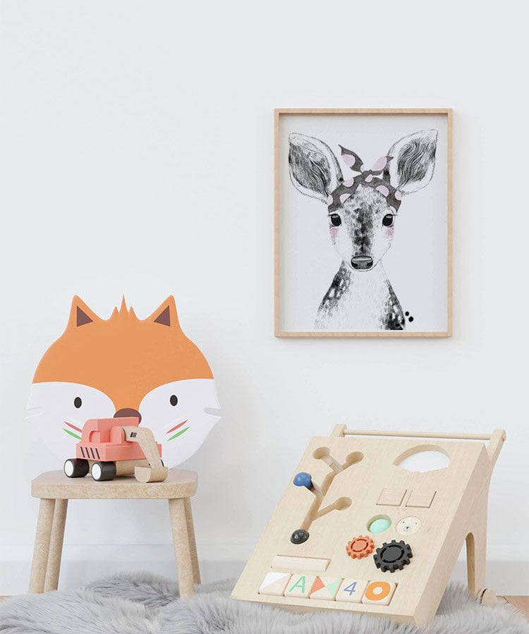 Affiche biche bandana illustrée, accrochée dans une chambre d'enfant