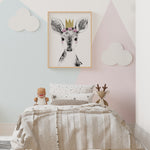 Affiche biche couronne illustrée, accrochée dans une chambre d'enfant