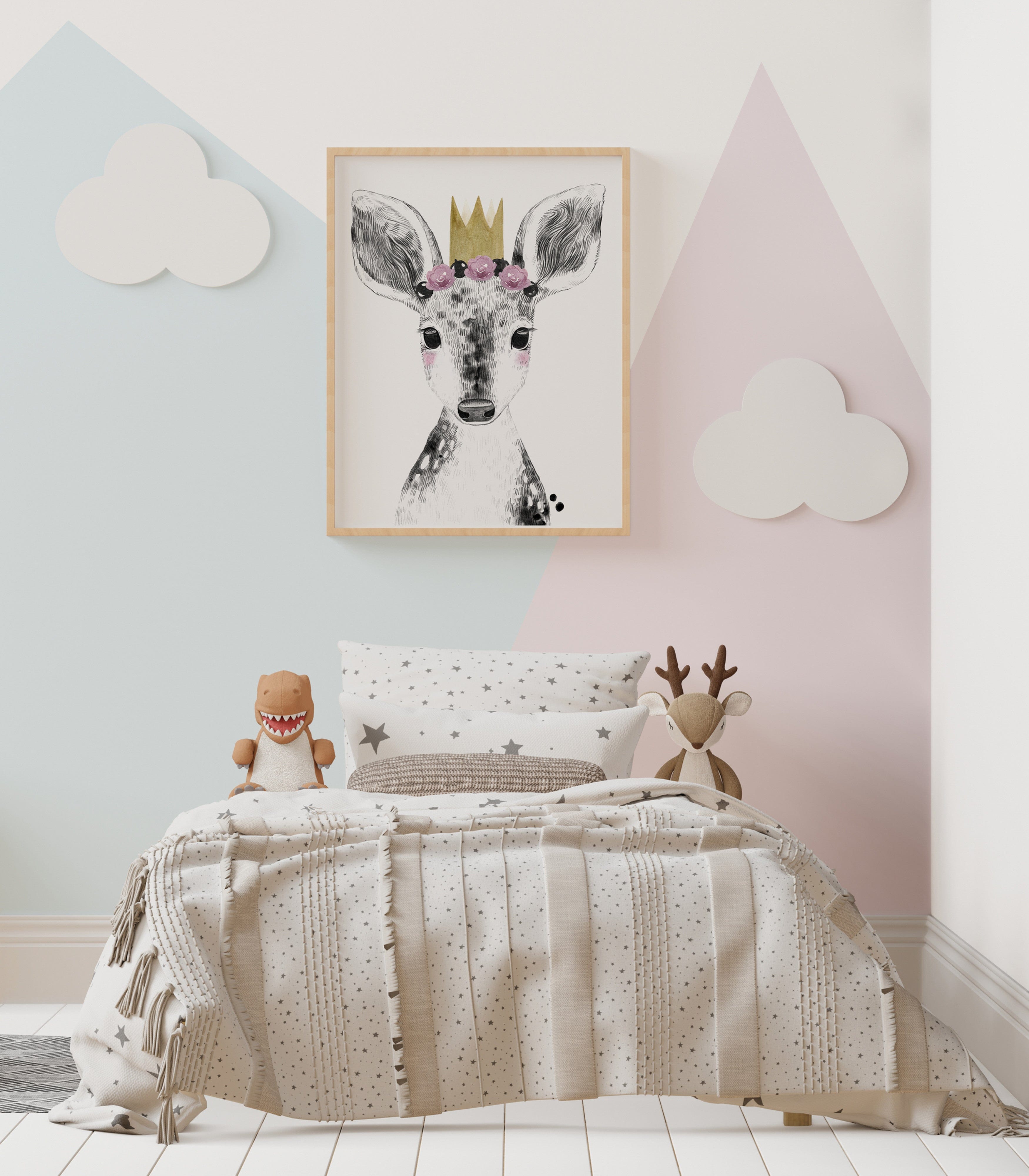 Affiche biche couronne illustrée, accrochée dans une chambre d'enfant
