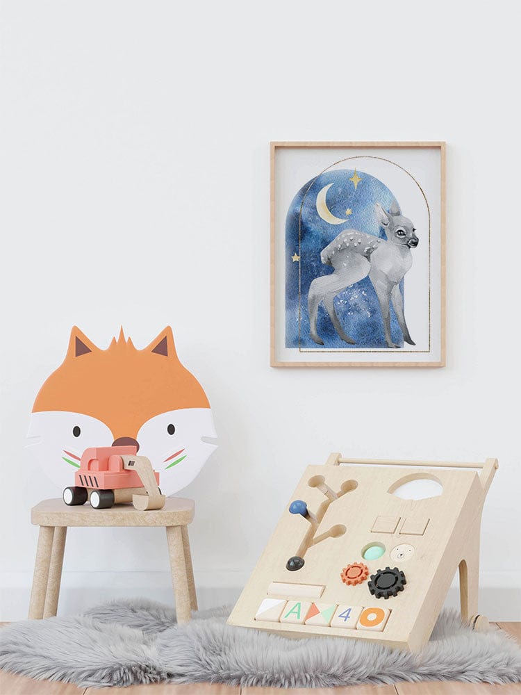 Affiche biche lune aquarelle illustrée, accrochée dans une chambre d'enfant