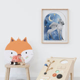 Affiche biche lune aquarelle illustrée, accrochée dans une chambre d'enfant