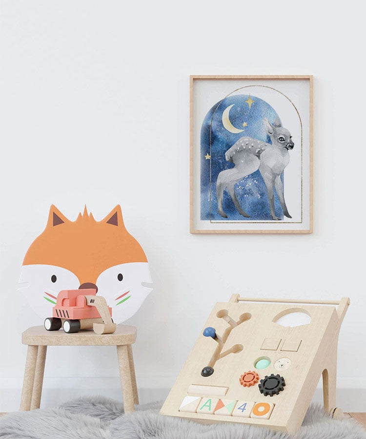 Affiche biche lune aquarelle illustrée, accrochée dans une chambre d'enfant