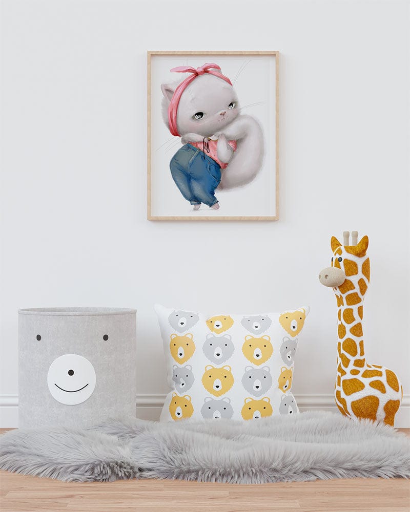 Affiche chatte mignonne illustrée, accrochée dans une chambre d'enfant