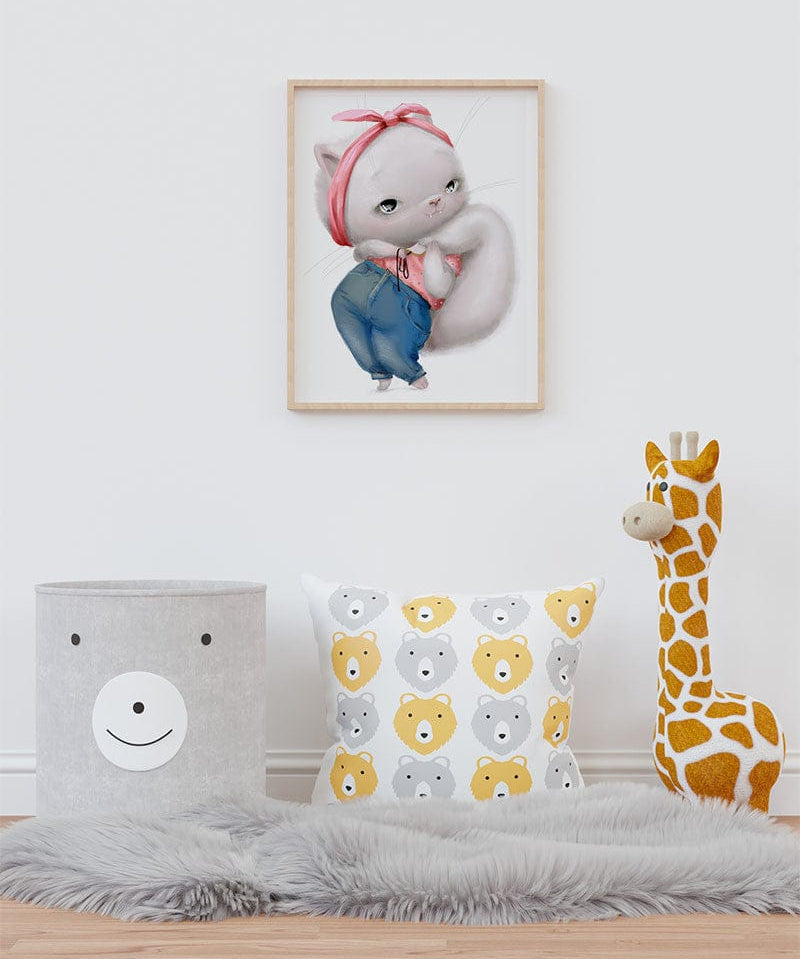Affiche chatte mignonne illustrée, accrochée dans une chambre d'enfant