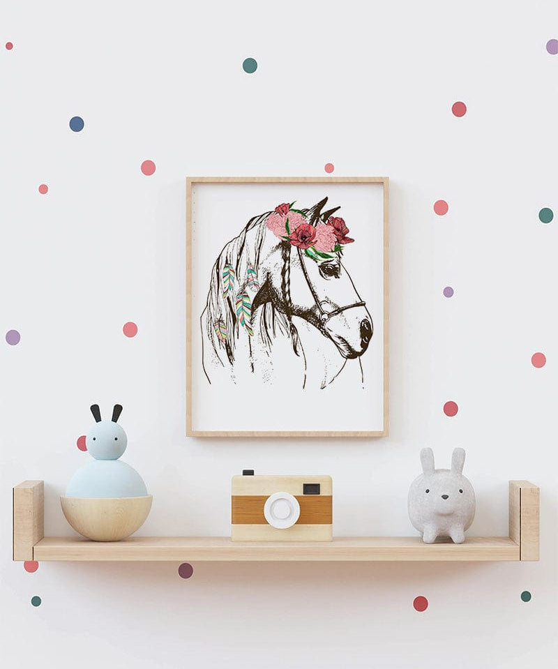 Affiche cheval fleurs illustrée, accrochée dans une chambre d'enfant