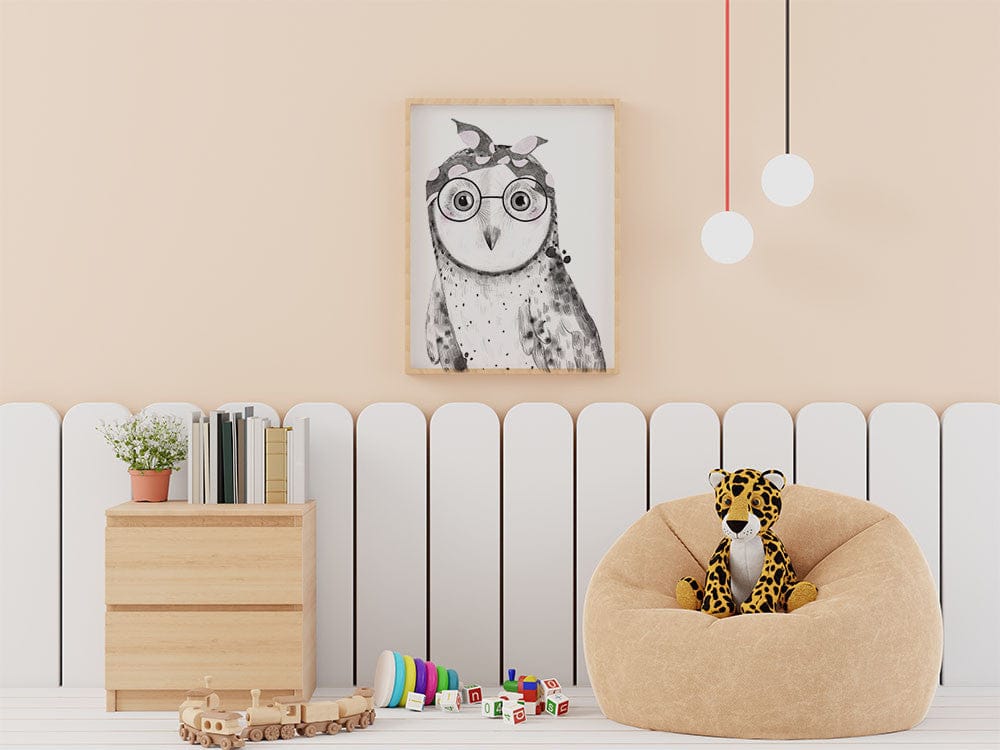 Affiche chouette bandana illustrée, accrochée dans une chambre d'enfant
