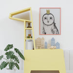 Affiche chouette couronne illustrée, accrochée dans une chambre d'enfant