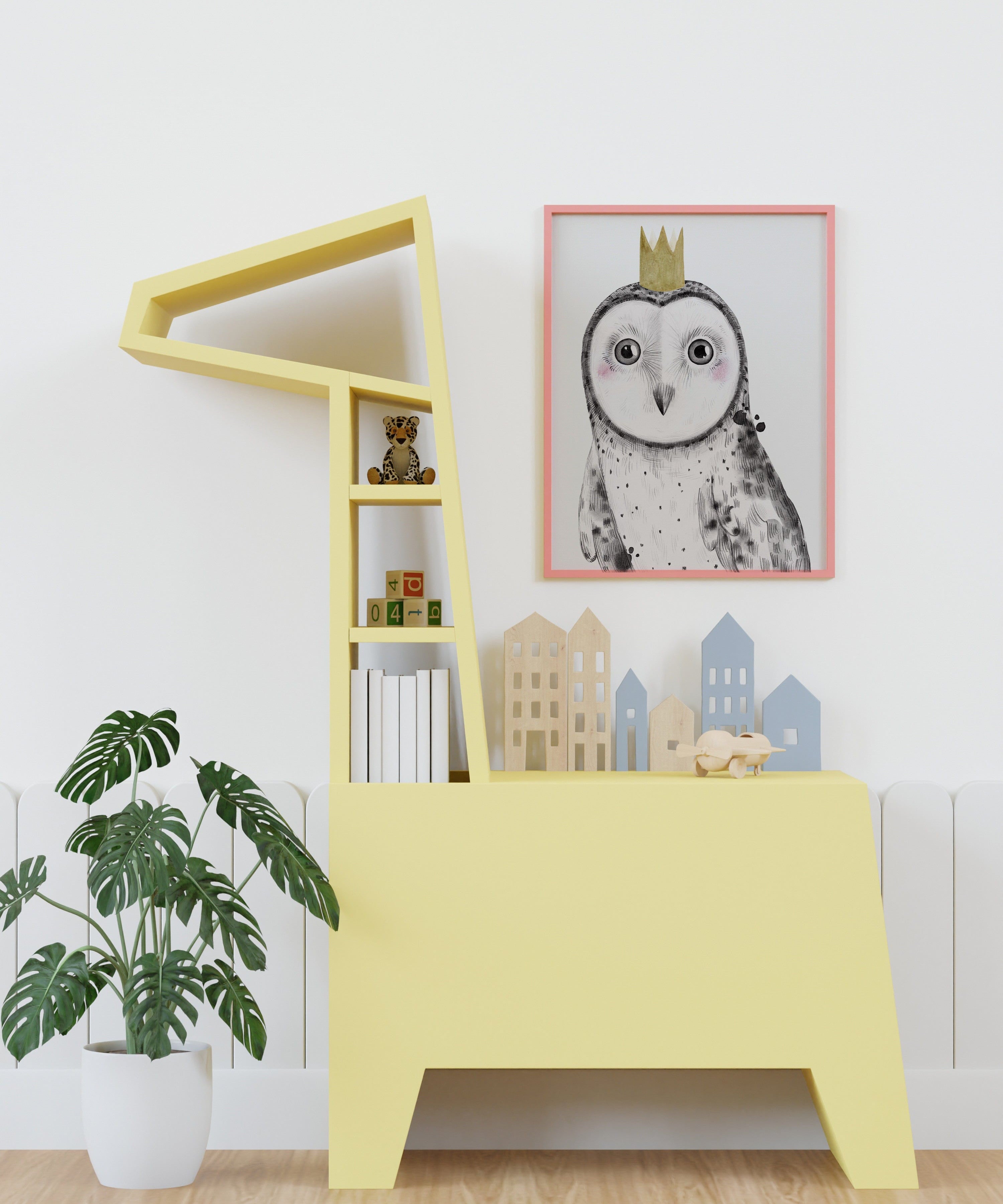 Affiche chouette couronne illustrée, accrochée dans une chambre d'enfant