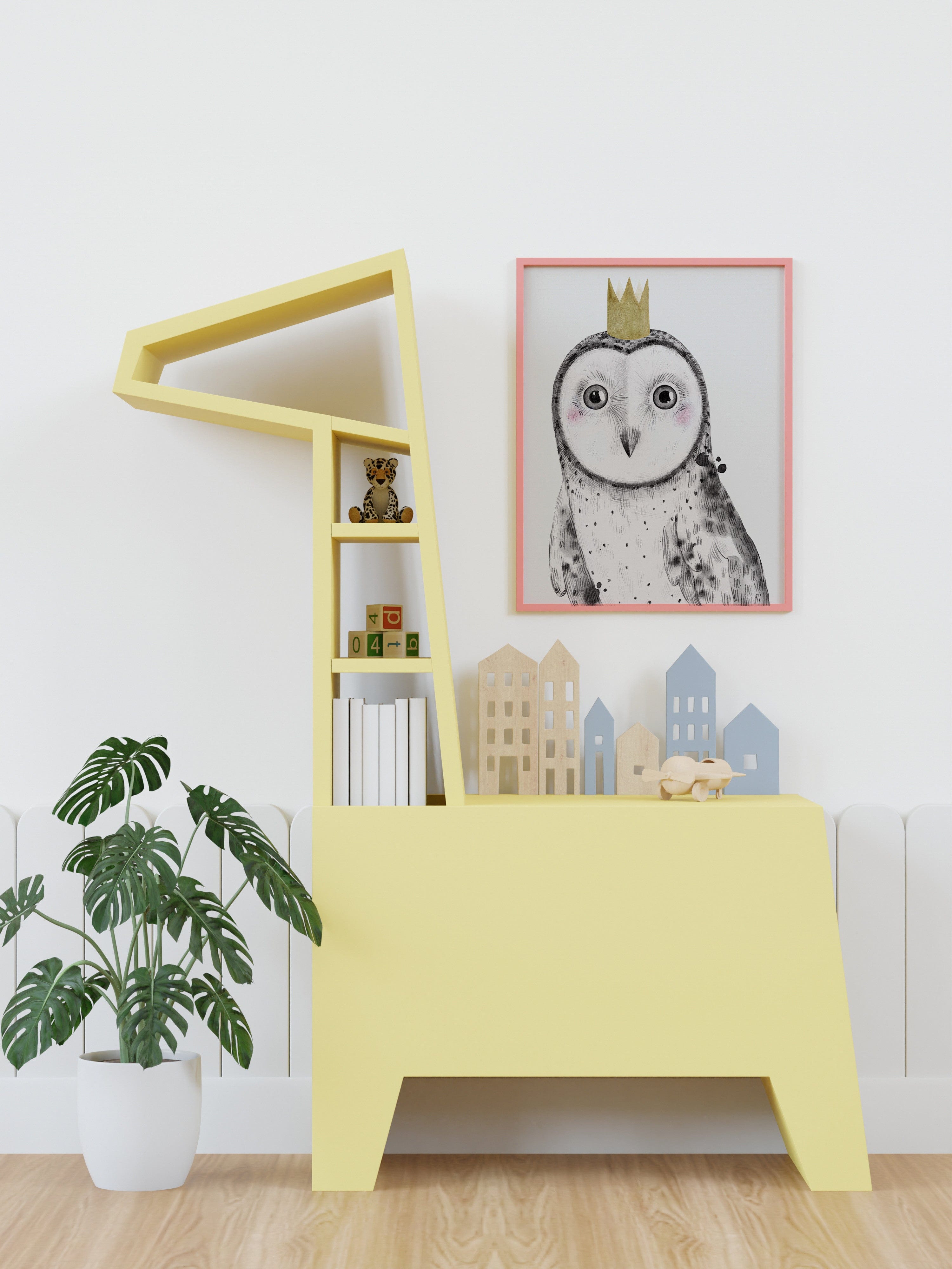 Affiche chouette couronne illustrée, accrochée dans une chambre d'enfant