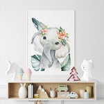 Affiche éléphant jungle illustrée, accrochée dans une chambre d'enfant