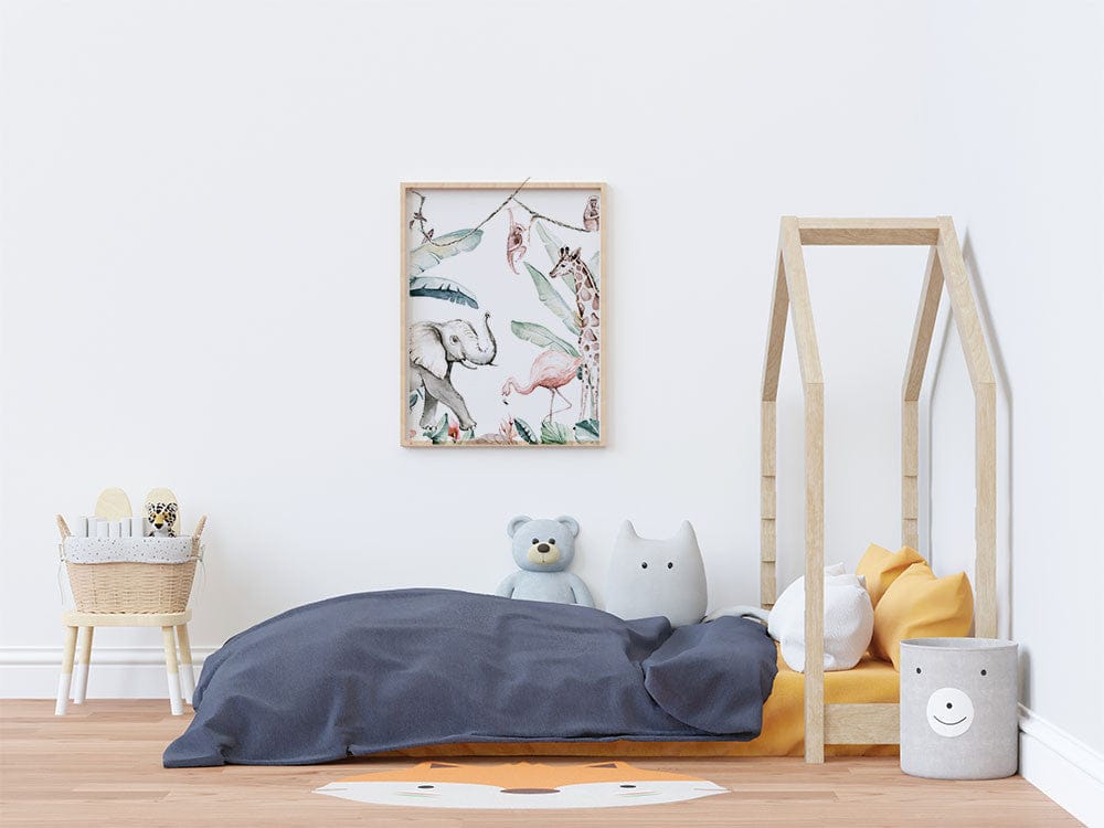 Affiche éléphant jungle girafe illustrée, accrochée dans une chambre d'enfant