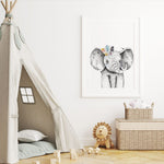 Affiche éléphant plume colorée illustrée, accrochée dans une chambre d'enfant