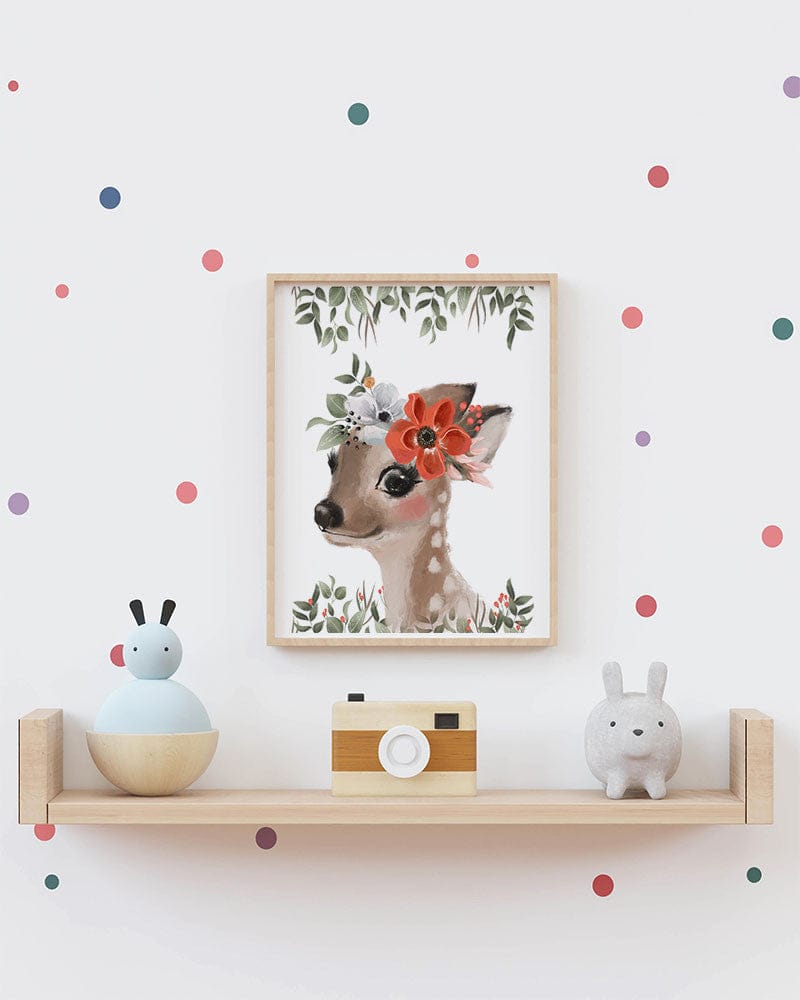 Affiche fleuri biche couronne de fleurs illustrée, accrochée dans une chambre d'enfant