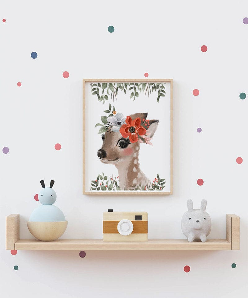 Affiche fleuri biche couronne de fleurs illustrée, accrochée dans une chambre d'enfant