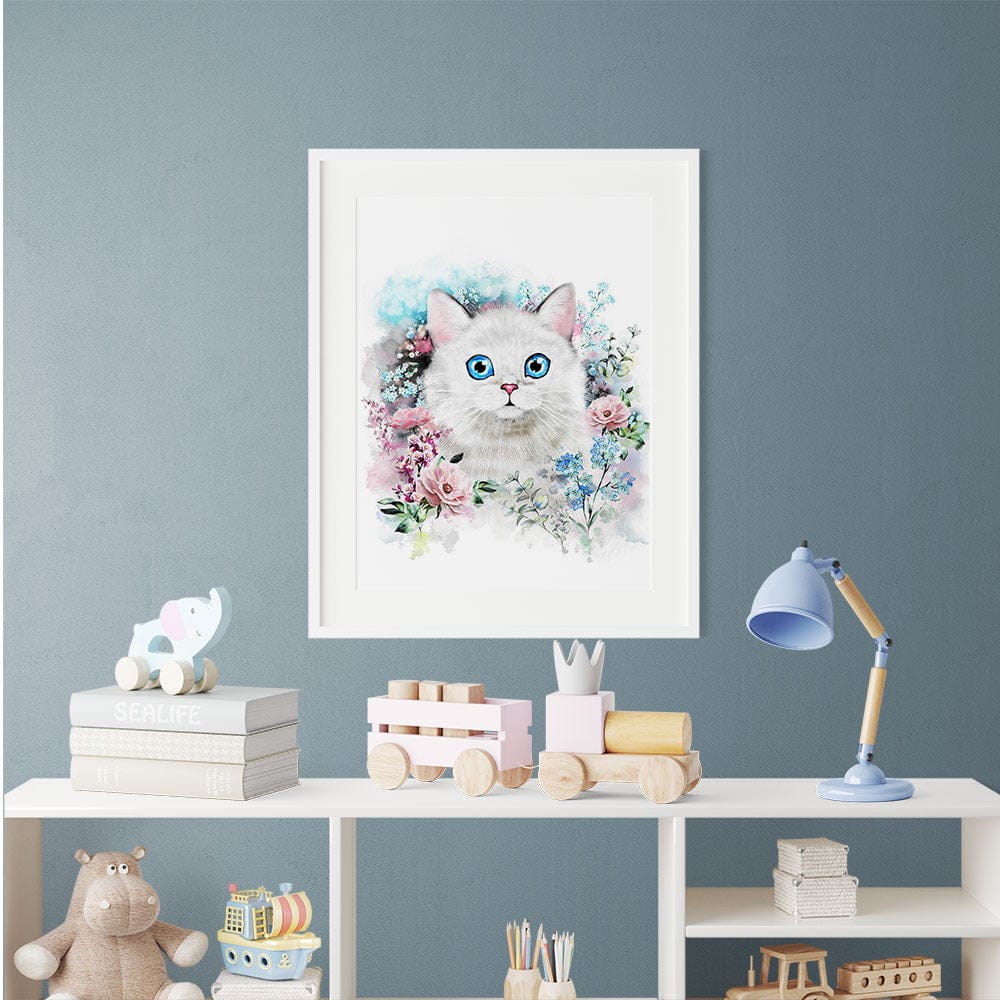 Affiche fleuri chat couronne de fleurs illustrée, accrochée dans une chambre d'enfant
