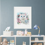 Affiche fleuri chat couronne de fleurs illustrée, accrochée dans une chambre d'enfant