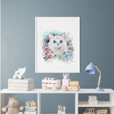 Affiche fleuri chat couronne de fleurs illustrée, accrochée dans une chambre d'enfant