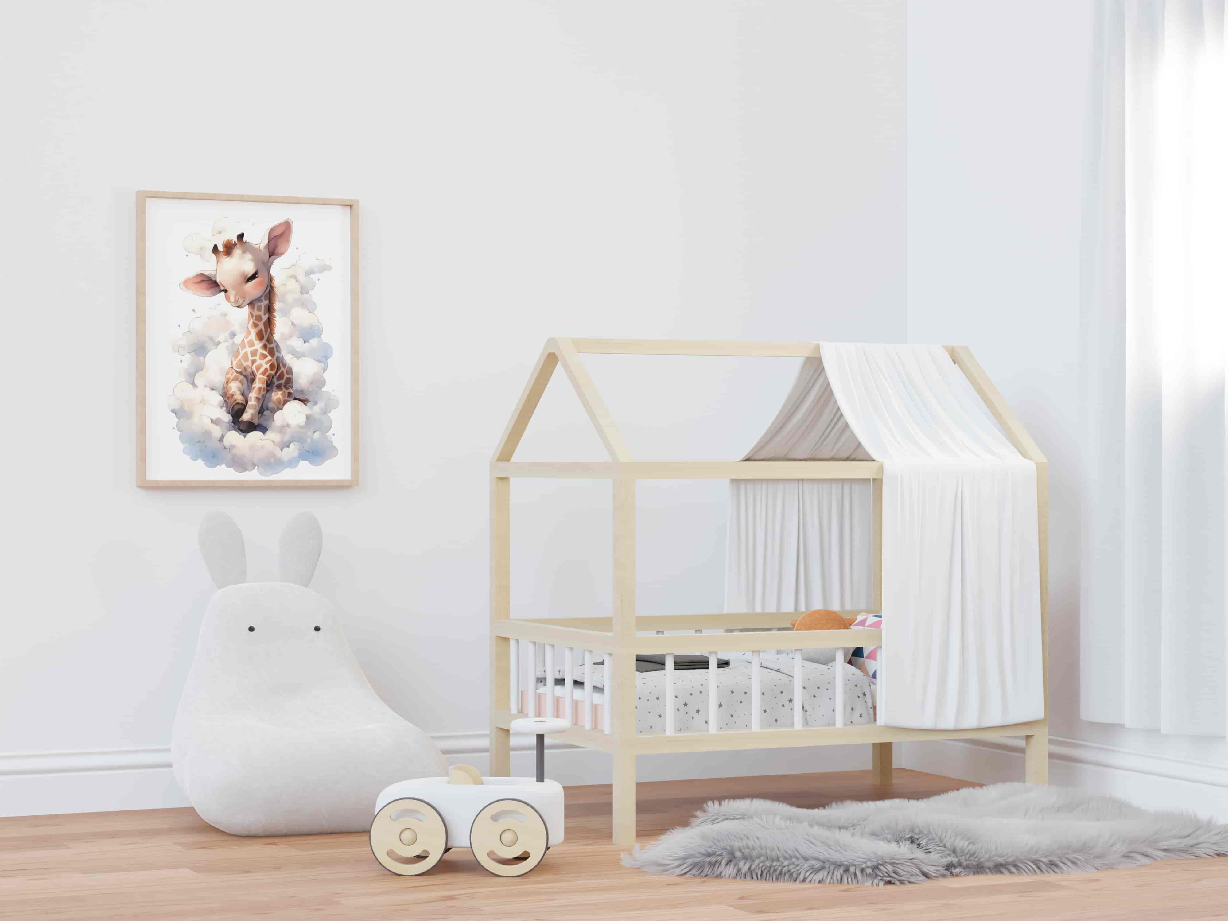 Affiche girafe dans les nuages illustrée, accrochée dans une chambre d'enfant