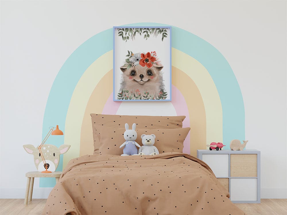 Affiche hérisson couronne de fleurs illustrée, accrochée dans une chambre d'enfant