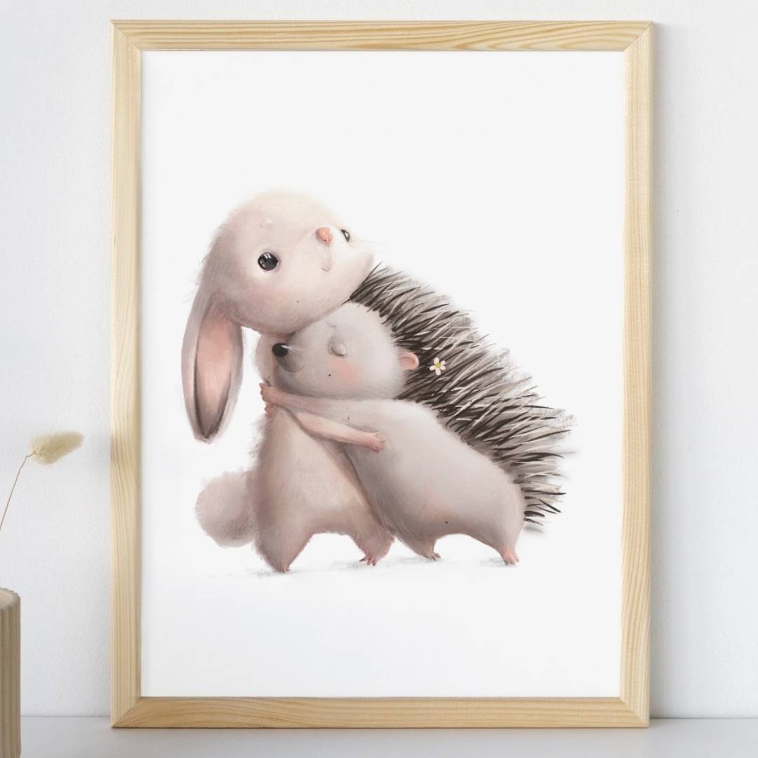Affiche hérisson lapin amis illustrée, accrochée dans une chambre d'enfant