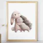 Affiche hérisson lapin amis illustrée, accrochée dans une chambre d'enfant
