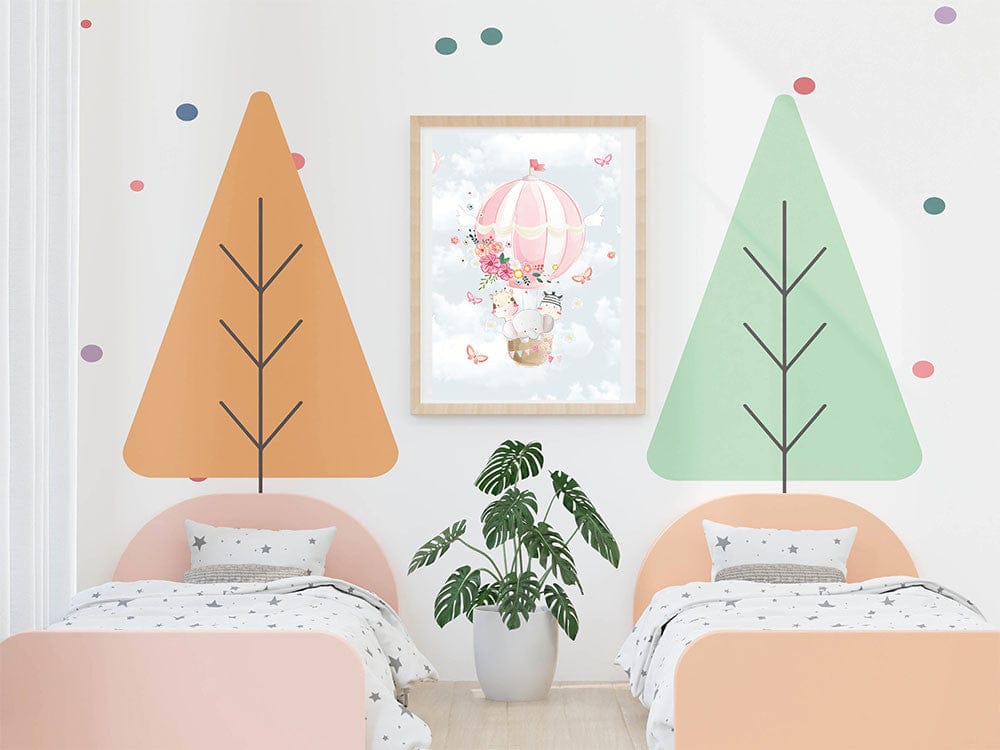 Affiche montgolfière illustrée, accrochée dans une chambre d'enfant