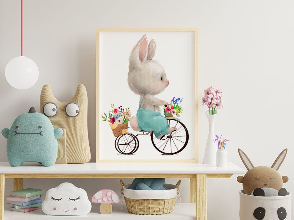 Affiche lapin à vélo illustrée, accrochée dans une chambre d'enfant
