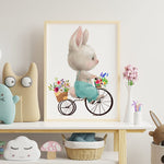 Affiche lapin à vélo illustrée, accrochée dans une chambre d'enfant