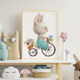 Affiche lapin à vélo illustrée, accrochée dans une chambre d'enfant