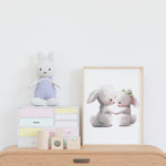 Affiche lapin amoureux illustrée, accrochée dans une chambre d'enfant