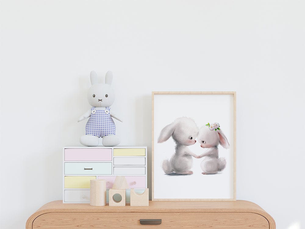 Affiche lapin amoureux illustrée, accrochée dans une chambre d'enfant