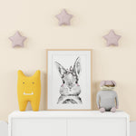 Affiche lapin bandana illustrée, accrochée dans une chambre d'enfant
