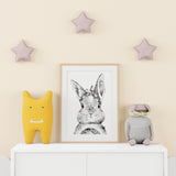 Affiche lapin bandana illustrée, accrochée dans une chambre d'enfant