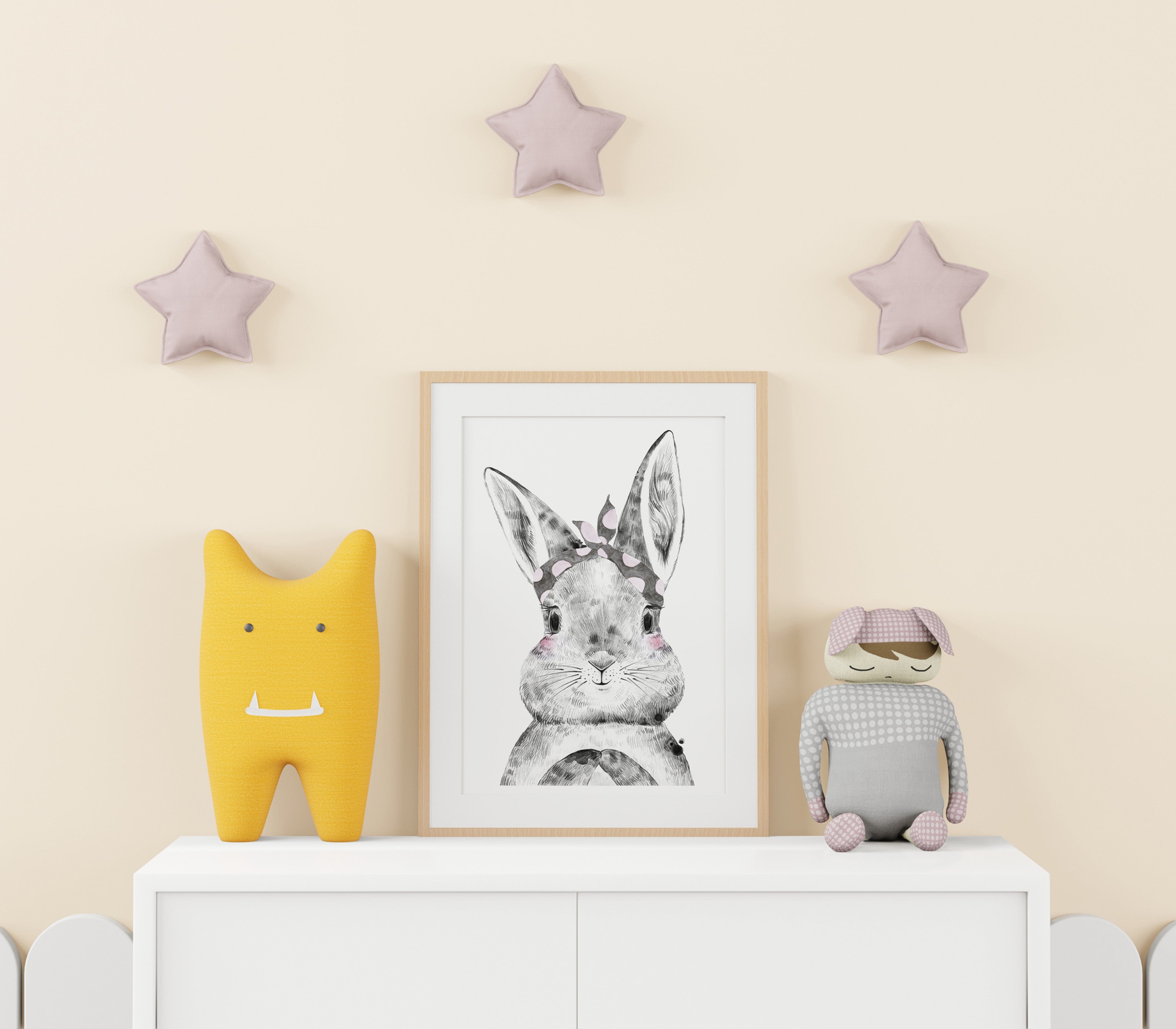 Affiche lapin bandana illustrée, accrochée dans une chambre d'enfant