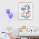 Affiche lapin dans les nuages illustrée, accrochée dans une chambre d'enfant