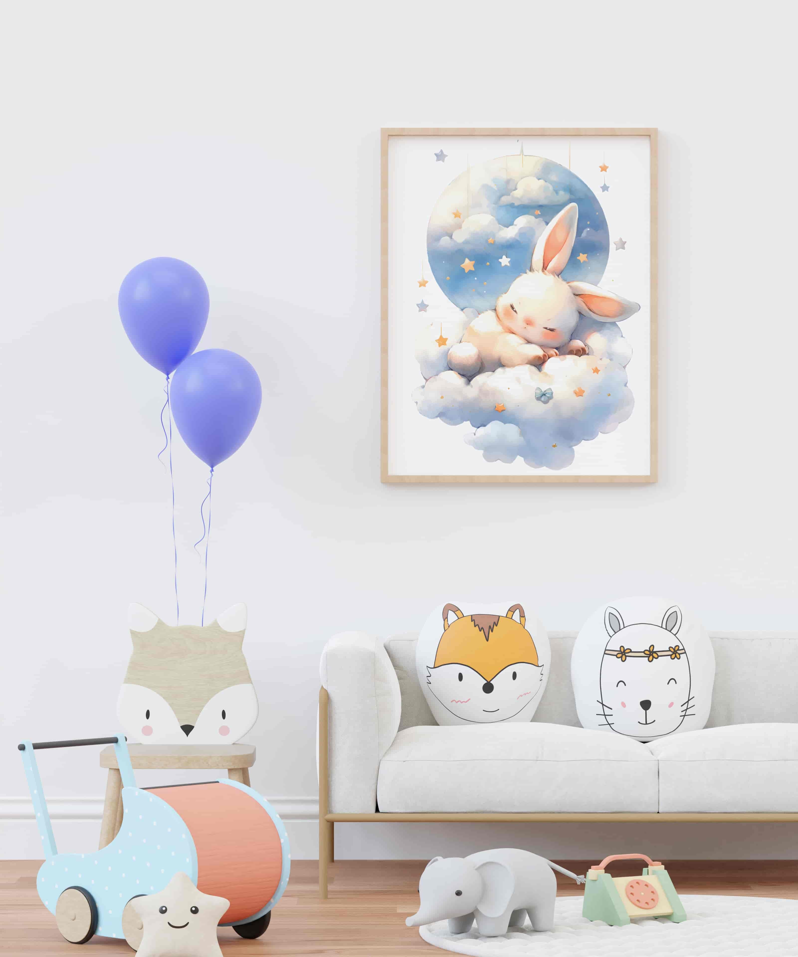 Affiche lapin dans les nuages illustrée, accrochée dans une chambre d'enfant