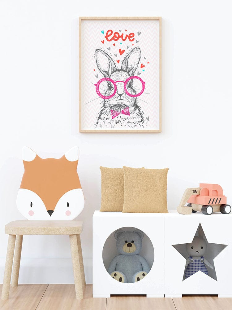 Affiche lapin lunettes love illustrée, accrochée dans une chambre d'enfant