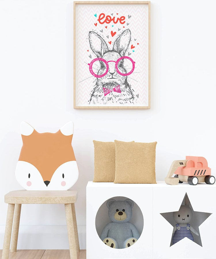 Affiche lapin lunettes love illustrée, accrochée dans une chambre d'enfant
