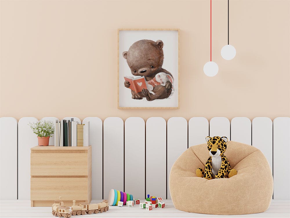 Affiche lapin ours amis illustrée, accrochée dans une chambre d'enfant