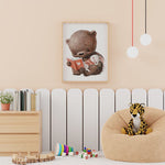 Affiche lapin ours amis illustrée, accrochée dans une chambre d'enfant