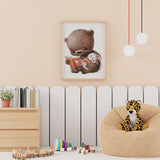 Affiche lapin ours amis illustrée, accrochée dans une chambre d'enfant