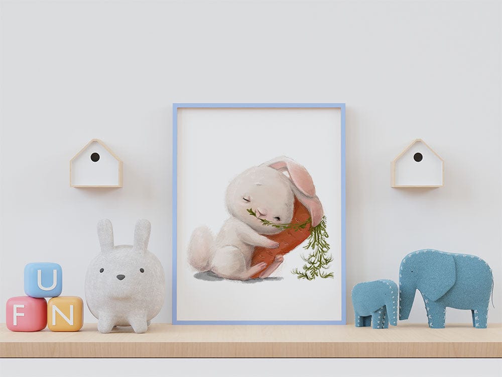Affiche lapin qui fait un câlin à une carotte illustrée, accrochée dans une chambre d'enfant