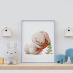 Affiche lapin qui fait un câlin à une carotte illustrée, accrochée dans une chambre d'enfant