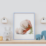 Affiche lapin qui fait un câlin à une carotte illustrée, accrochée dans une chambre d'enfant